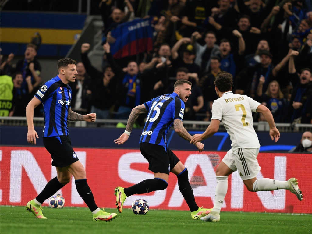 皇马基地外现‘感谢国米’标语,巴萨欧冠出局引热议 皇马基地外现‘感谢国米’标语,巴萨欧冠出局引热议